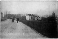 Berkelgezicht bij de Hoevenbrug (Stationsweg, nu Graaf Ottoweg) vóór Villa Endepol, met Villa Nova (Jeugdherberg 't Locheym)