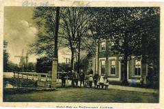 Hotel Bak aan de Stationsweg (nu Prins Bernhardweg) met Berkel Watermolentak, ansichtkaart rond 1915
