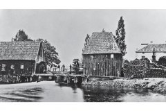 Watermolens in de 19e eeuw, links de oliemolen, rechts de korenmolen, rechts ook Villa Welna, foto HG
